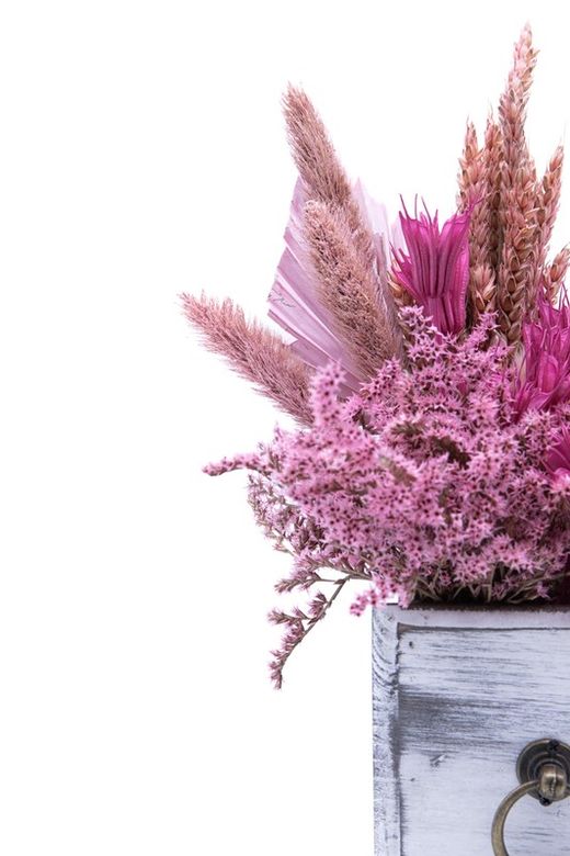 Frescura y Color en este centro rosa con caja decorativa envejecida.