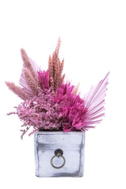 Frescura y Color en este centro rosa con caja decorativa envejecida.