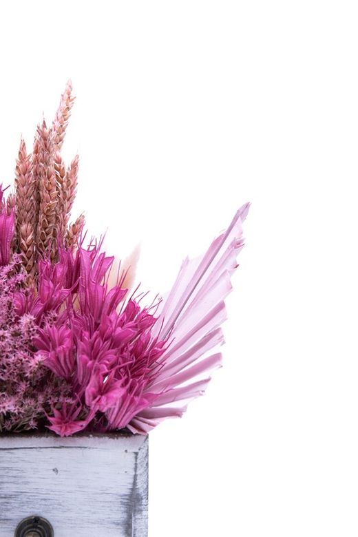 Frescura y Color en este centro rosa con caja decorativa envejecida.