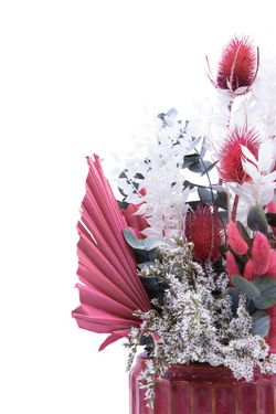 Fucsia salvaje: Eucalipto, palma seca y flores en tonos fucsia y blanco