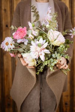 Increíble ramo de flores artificiales con amapolas y rosas artificiales
