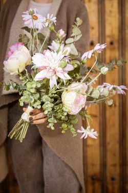 Increíble ramo de flores artificiales con amapolas y rosas artificiales