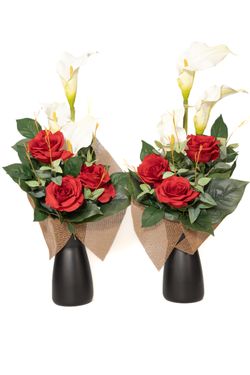 Inspiración andaluza con grandes rosas artificiales en color rojo