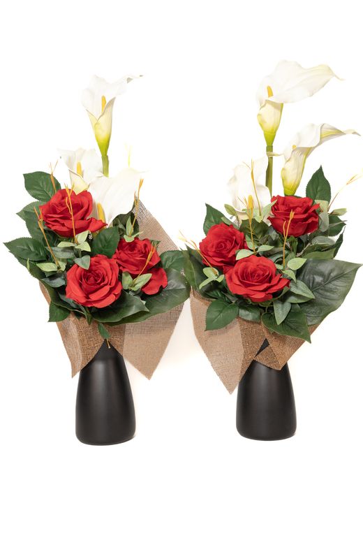 Inspiración  andaluza con grandes rosas artificiales en color rojo
