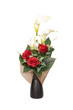 Inspiración andaluza con grandes rosas artificiales en color rojo