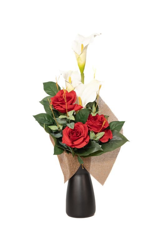 Inspiración andaluza con grandes rosas artificiales en color rojo