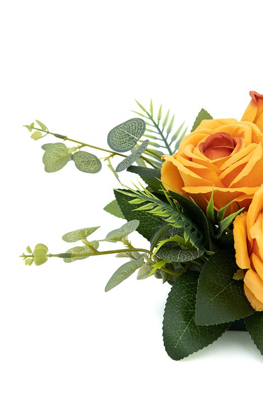 Intensidad para este pequeño centro floral de cementerio en color naranja