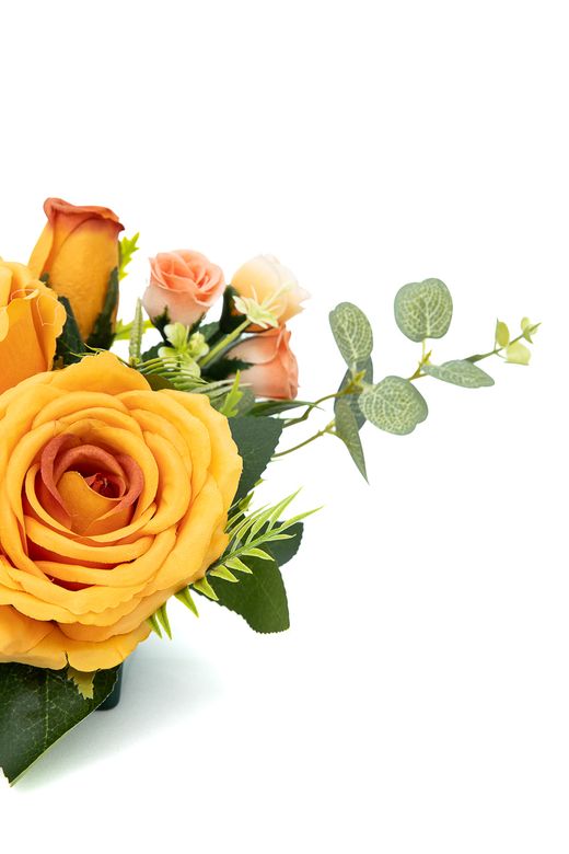 Intensidad para este pequeño centro floral de cementerio en color naranja