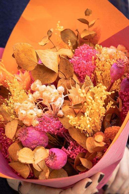 Intenso ramo de flores secas en color fucsia y naranja