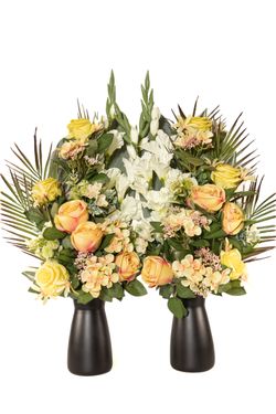 Intenso arreglo floral para cementerio con gladiolos y rosas artificiales en color naranja
