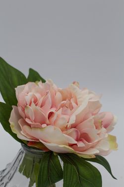 Jarrón con detalle floral de peonias en color rosa nude