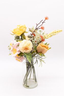 Jarrón de cristal con flores silvestres en color naranja