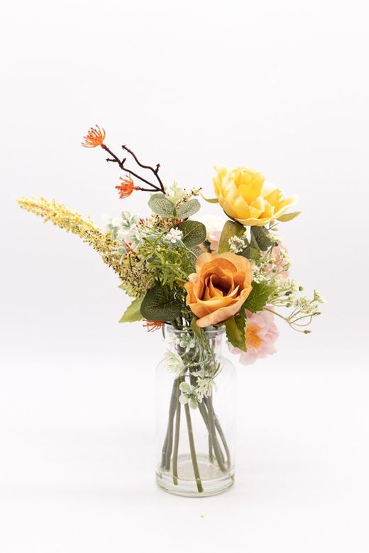 Jarrón de cristal con flores silvestres en color naranja