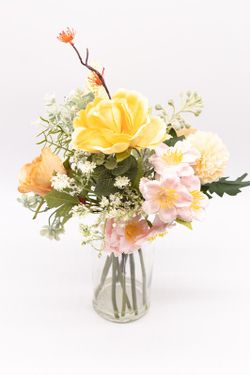 Jarrón de cristal con flores silvestres en color naranja