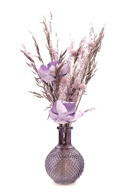 Jarrón de cristal en color morado con flors secas tipo avena