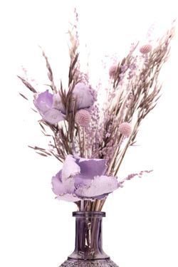 Jarrón de cristal en color morado con flors secas tipo avena