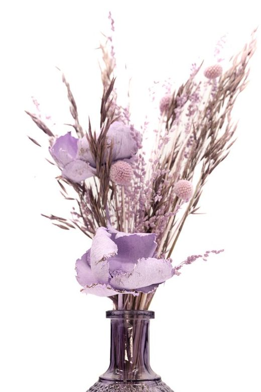 Jarrón de cristal en color morado con flors secas tipo avena