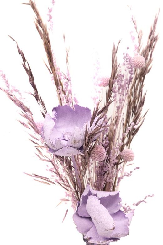 Jarrón de cristal en color morado con flors secas tipo avena