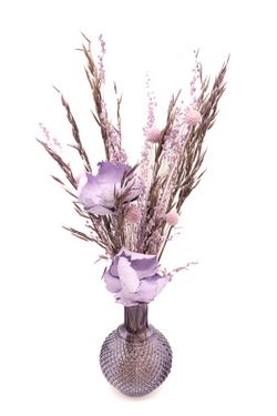 Jarrón de cristal en color morado con flors secas tipo avena