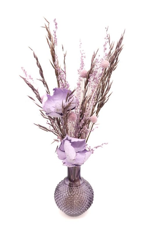 Jarrón de cristal en color morado con flors secas tipo avena