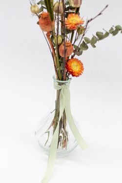 Jarrón vintage de cristal con flores secas y flores preservadas en color Verde