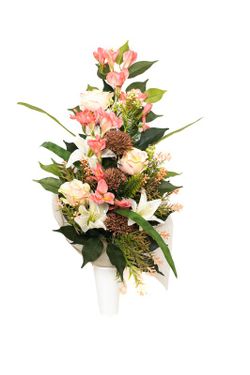 Lirios en color crema y rosas en color naranja para este ramo de flores para cementerio