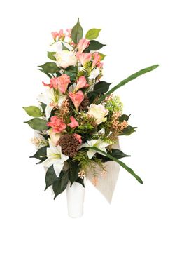 Lirios en color crema y rosas en color naranja para este ramo de flores para cementerio