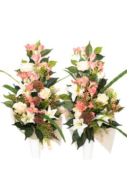 Lirios en color crema y rosas en color naranja para este ramo de flores para cementerio