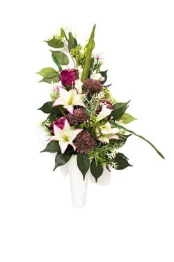 Lirios en color crema y rosas rosas para este ramo de flores para cementerio