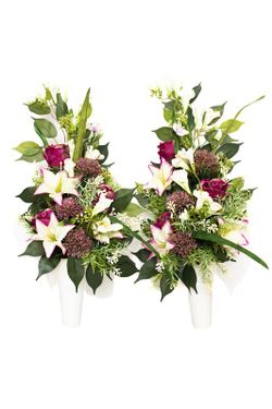 Lirios en color crema y rosas rosas para este ramo de flores para cementerio