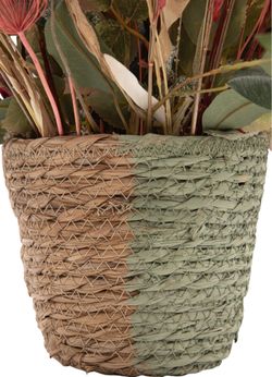 Luminoso centro en tonos amarillos y rojizos de flor preservada y artificial