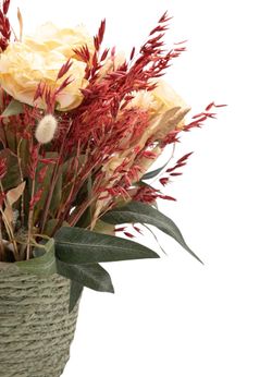 Luminoso centro en tonos amarillos y rojizos de flor preservada y artificial