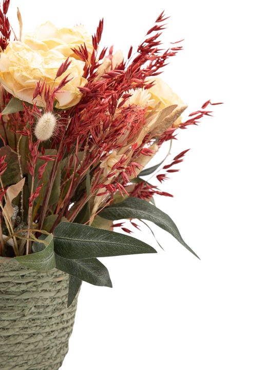 Luminoso centro en tonos amarillos y rojizos de flor preservada y artificial