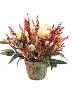 Luminoso centro en tonos amarillos y rojizos de flor preservada y artificial