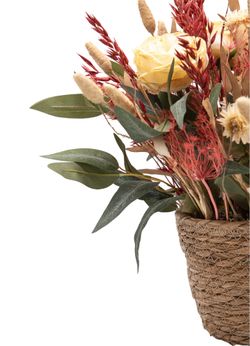 Luminoso centro en tonos amarillos y rojizos de flor preservada y artificial