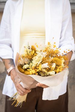 Luminoso ramo de flores secas y preservadas en tonos amarillos