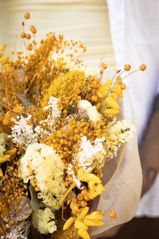 Luminoso ramo de flores secas y preservadas en tonos amarillos