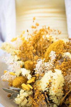 Luminoso ramo de flores secas y preservadas en tonos amarillos