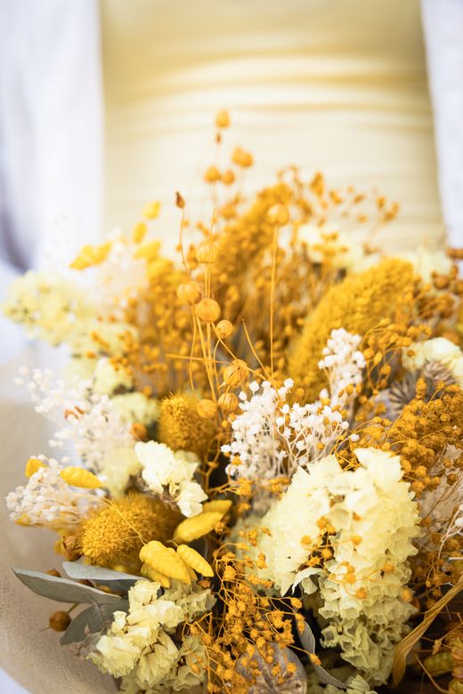 Luminoso ramo de flores secas y preservadas en tonos amarillos