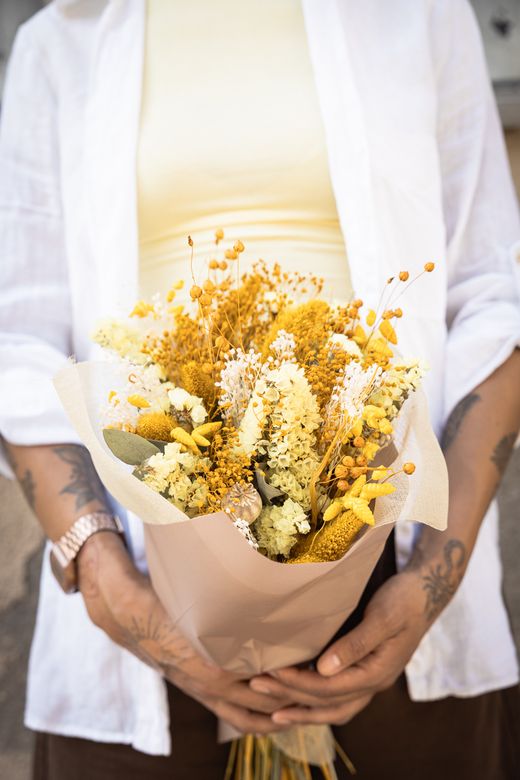 Luminoso ramo de flores secas y preservadas en tonos amarillos