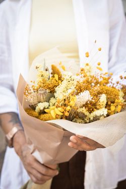 Luminoso ramo de flores secas y preservadas en tonos amarillos