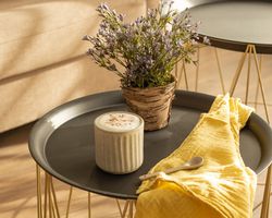 Maceta con flores silvestres lilas