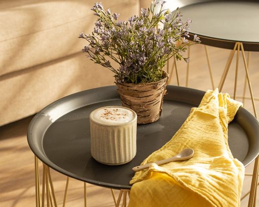 Maceta con flores silvestres lilas