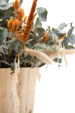Macetero de pino natural con preciosas flores secas y preservadas en tonos naranjas