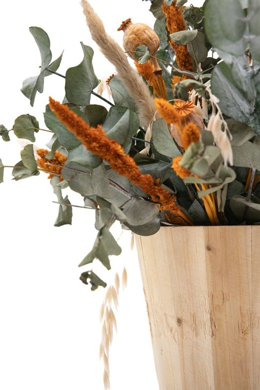 Macetero de pino natural con preciosas flores secas y preservadas en tonos naranjas