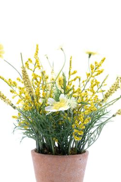 Macetita de flores artificiales amarillas con base de terracota