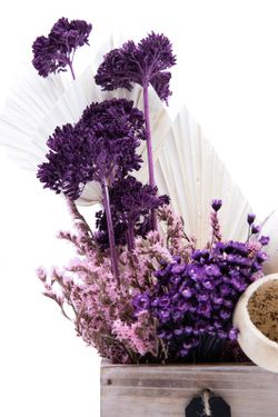 Magnífico centro violeta estilo boho. Equilibro rústico y sofisticado.