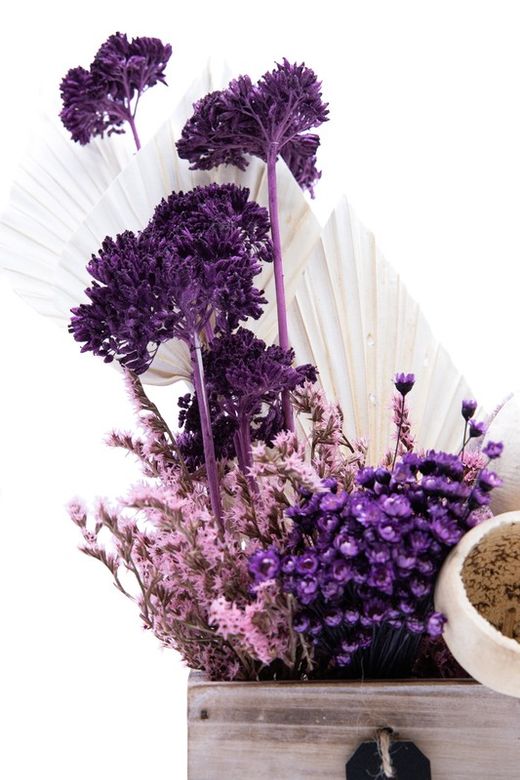 Magnífico centro violeta estilo boho. Equilibro rústico y sofisticado.
