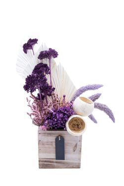 Magnífico centro violeta estilo boho. Equilibro rústico y sofisticado.