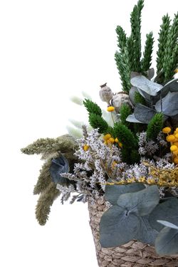 Magnífica cesta de fibra natural de flores secas y preservadas en tonos verdes